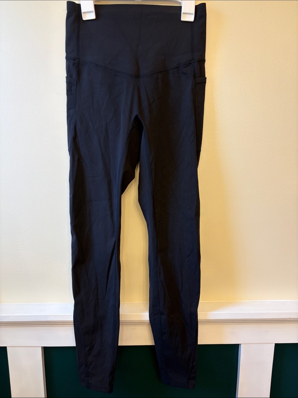 HALARA Black High-Waist Leggings with Side Pockets